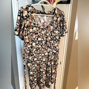 Women’s jumper NWT size M to L in US and XL in Asia. Soft knit. Front zipper.